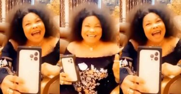 “Aboozigi If You have money go buy one” – Nana Agradaa Says After Her New iPhone 13 Pro Max Arrived (Watch Video)